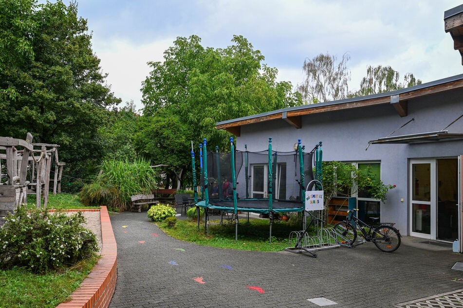 Hier auf der Hermsdorfer Straße feiern die Löbtauer Familien und die "Moosi"-Mitarbeiter am 11. September ihre Rettung.