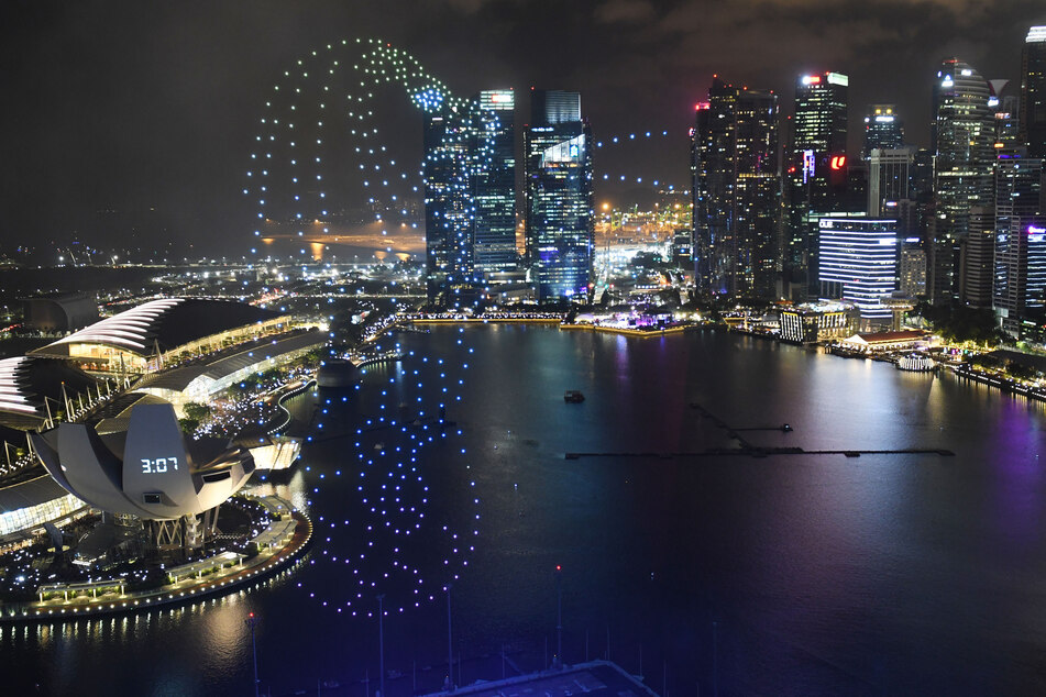 Die nächtliche Skyline von Singapur. (Archivbild)