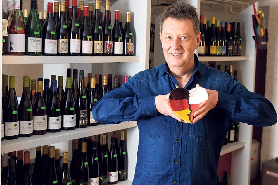 Der Weinhändler Axel Krüger (58) in seinem Weinlager. Die Flaschen des ersten deutsch-polnischen Weines wird ein Etikett zieren, das diese Schale des Waldenburger Hoteliers Zdzislaw Sommerfeld zeigt.