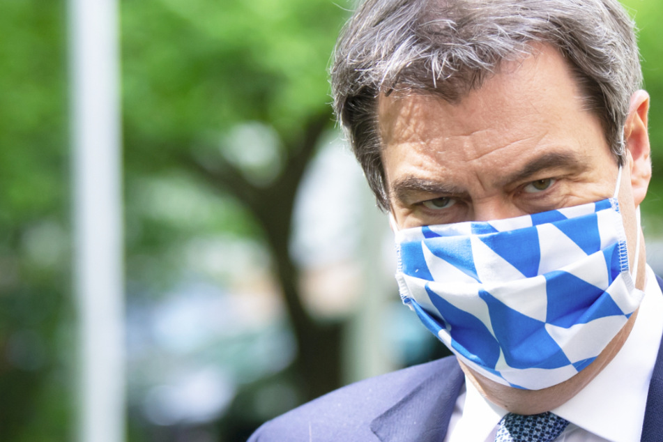 Markus Söder (53, CSU) kommt nach einer Sitzung des bayerischen Kabinetts mit Mundschutz zu einer Pressekonferenz.