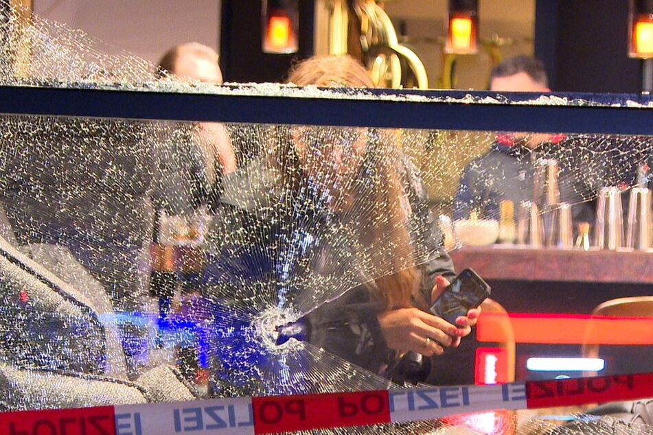 Vor Ort waren zersprungene Glasscheiben und mutmaßlich Einschusslöcher zu sehen.
