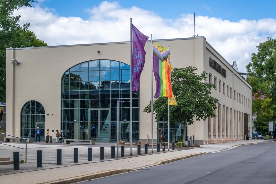 An der Hartmannfabrik ist bereits eine Pride-Flagge der KuHa zu sehen.