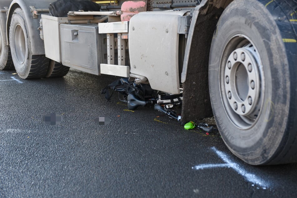 In Leipzig wurde am Donnerstag eine Radfahrerin (82) von einem Lastwagen erfasst und schwer verletzt.