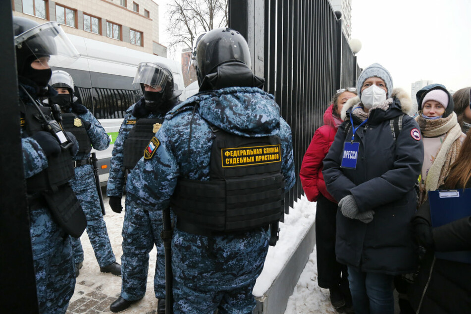 Unter starken Sicherheitsvorkehrungen wird in der russischen Hauptstadt Moskau der Prozess gegen den Kremlkritiker Nawalny überwacht.
