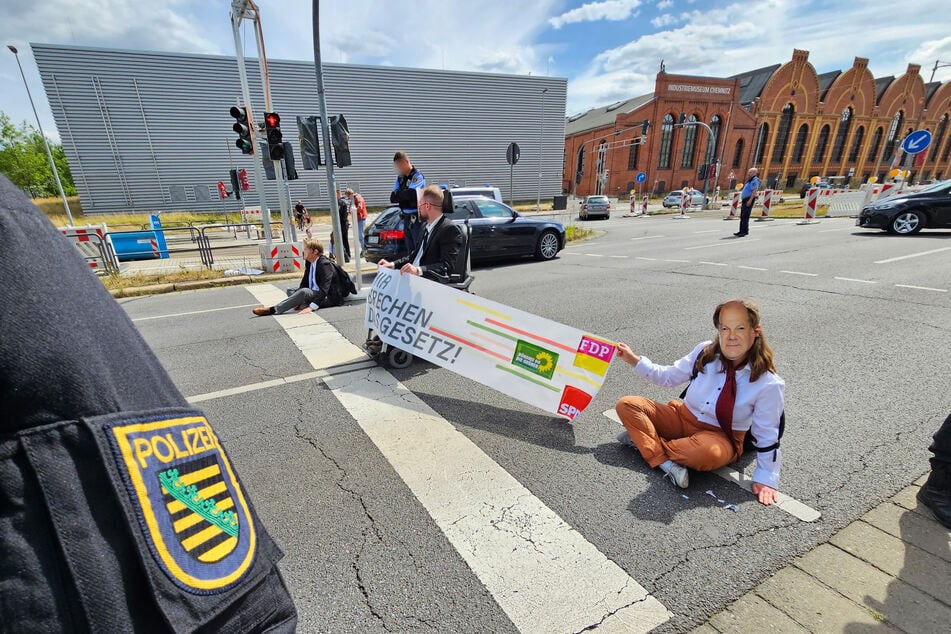 Im Sommer 2023 klebten sich Mitglieder der "Letzten Generation" auf die Zwickauer Straße. Am Mittwoch stehen drei von ihnen vor Gericht.