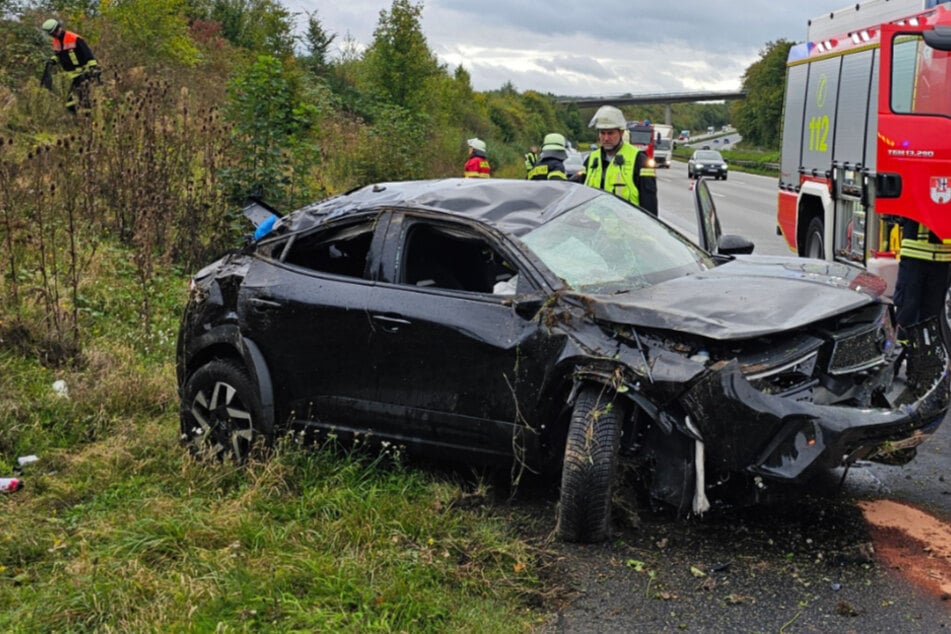 Unfall A3: SUV rutscht Böschung hinauf und überschlägt sich auf A3: Zeugen reagieren sofort