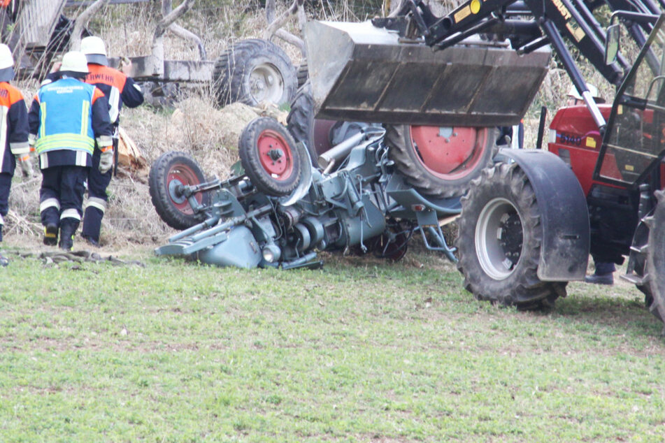 Traktor stürzt Böschung hinab: Zwei Menschen bei Unfall verletzt