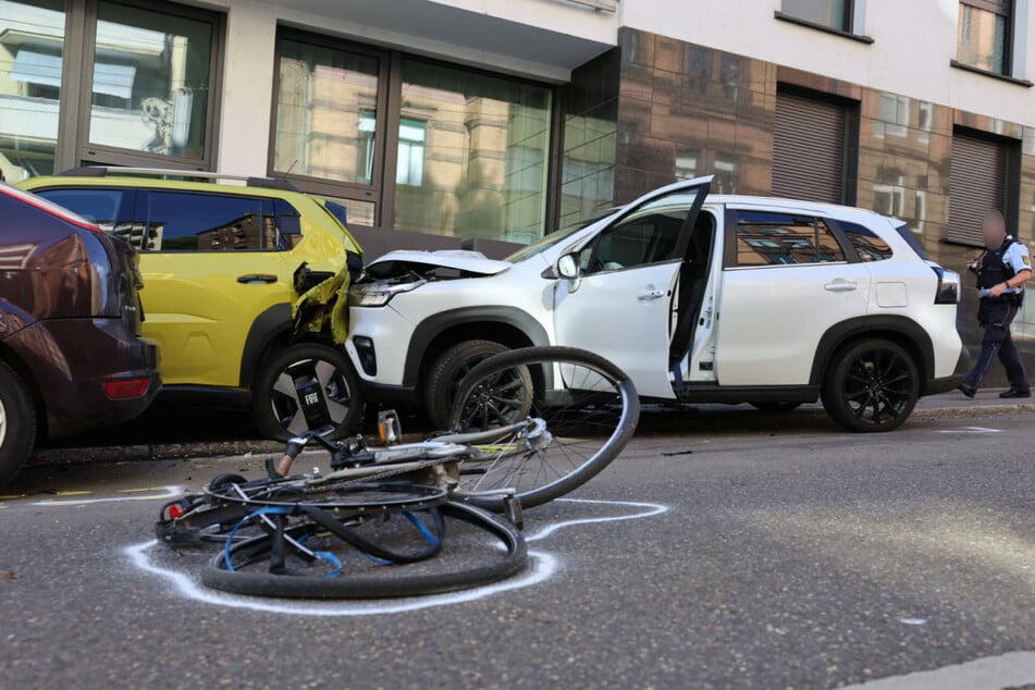 Der Suzuki stieß mit anderen Autos sowie einer Radfahrerin zusammen.