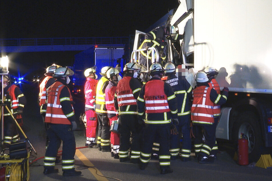 Unfall A7: Lkw kracht ins Stauende, Fahrer muss aus Führerhäuschen befreit werden