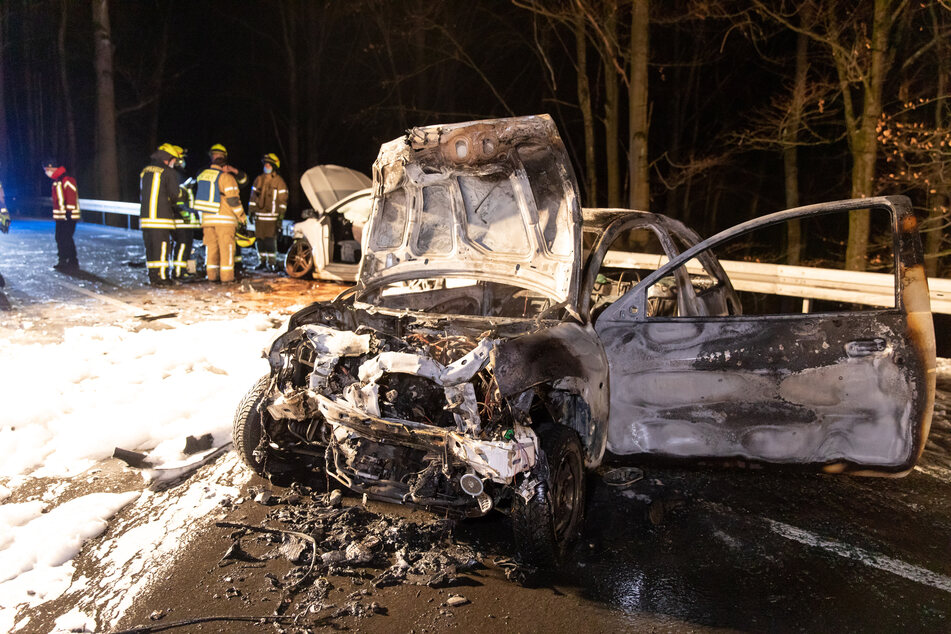 Crash auf Bundesstraße in Thüringen: Auto fängt Feuer, Drei Verletzte!