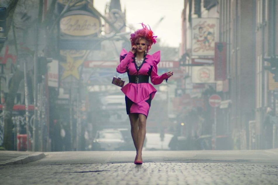 Nach harten, entbehrungsreichen Jahren auf der Reeperbahn hat Oliver Knöbel als Olivia Jones endlich den Durchbruch geschafft. "Olivia" läuft am Mittwoch, 13. Mai 2026, um 20.15 Uhr im ZDF.