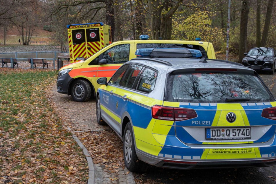 Ein Rentner (83) fiel in Plauen (Vogtland) in den Stadtpark-Teich. Rettungs- und Polizeikräfte rückten an.