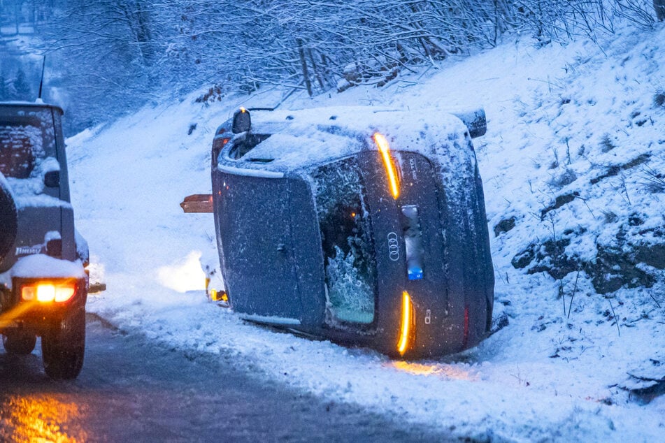 Bei winterlichen Wetterverhältnissen landete der Audi-Fahrer im Graben.