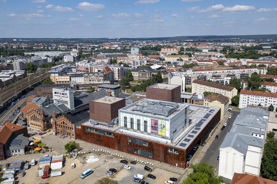 Bislang nur 71 Fotovoltaik-Anlagen auf rund 600 städtischen Gebäuden: Auf dem Neubau fürs Theater im Kraftwerk Mitte wurden Module installiert, wenn auch nicht besonders viele.