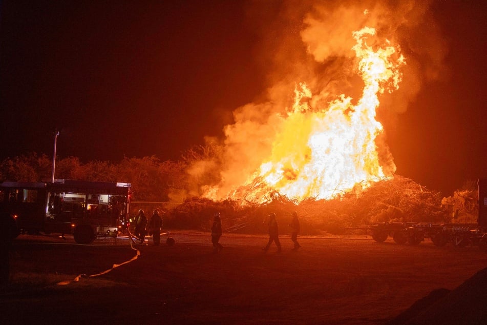 Flammen erhellen Nachthimmel: Großbrand in sächsischem Recyclinghof