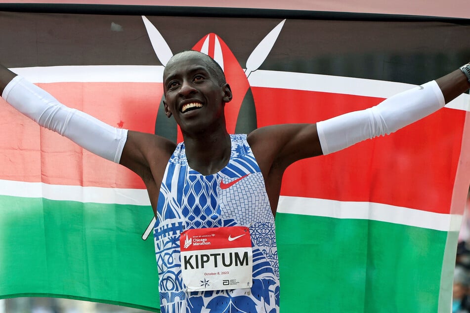 Kelvin Kiptum aus Kenia feiert seinen Weltrekordsieg beim Chicago-Marathon im Grant Park von Chicago. Nun verstarb er auf tragische Weise.