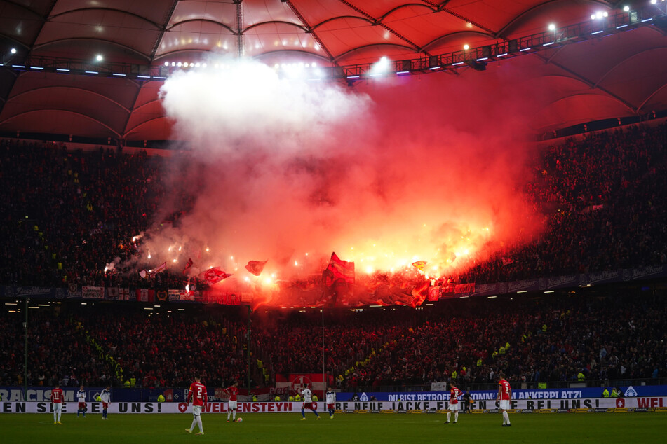 In der zweiten Halbzeit musste die Partie für einige Minuten unterbrochen werden, nachdem die Kaiserslautern-Fans wiederholt Pyrotechnik gezündet hatten.