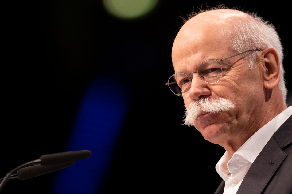 Der frühere Vorstandschef Dieter Zetsche (67) kehrt kommendes Jahr nicht wie geplant als Aufsichtsratschef zu Daimler zurück.