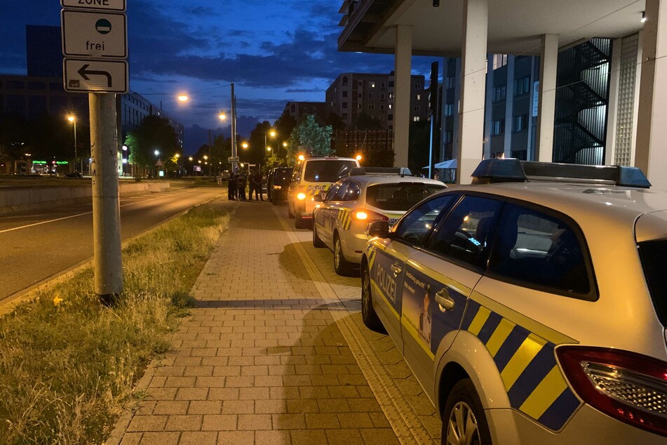 Mehrere Einsatzkräfte sammelten sich am Magdeburger Universitätsplatz, nachdem ein 41-Jähriger zwei Sicherheitsleute attackiert hatte.