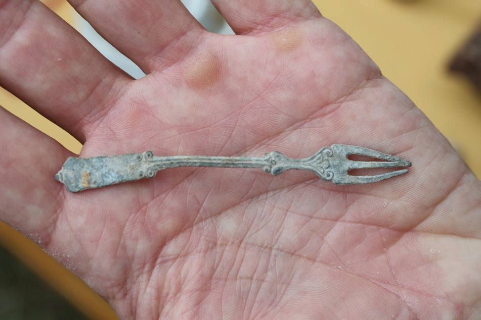 Auch diese kleine silberne Gabel fand sich im Erdreich.