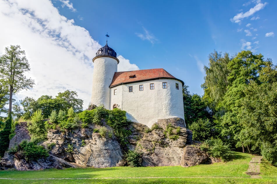 Am westlichen Stadtrand von Chemnitz, in der Nähe der Burg Rabenstein, liegt der Rabensteiner Wald.