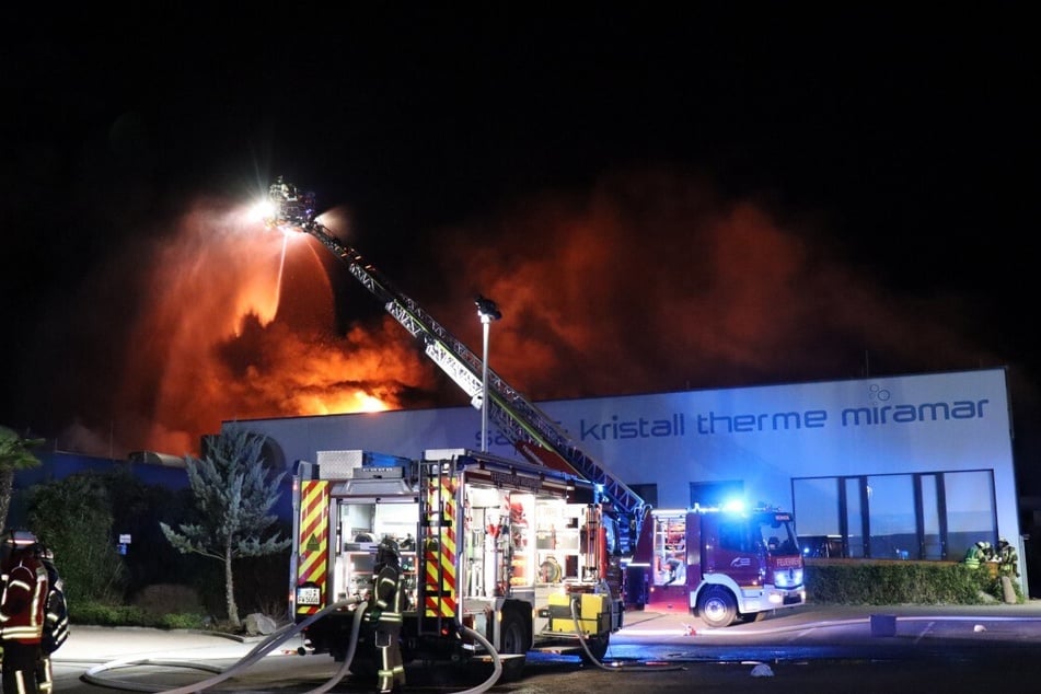 Meterhohe Flammen schlugen aus dem Gebäude.