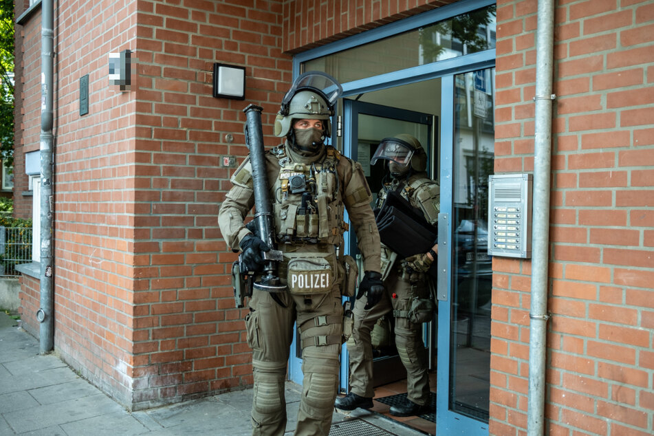 SEK-Beamte verlassen nach dem Einsatz das Gebäude.