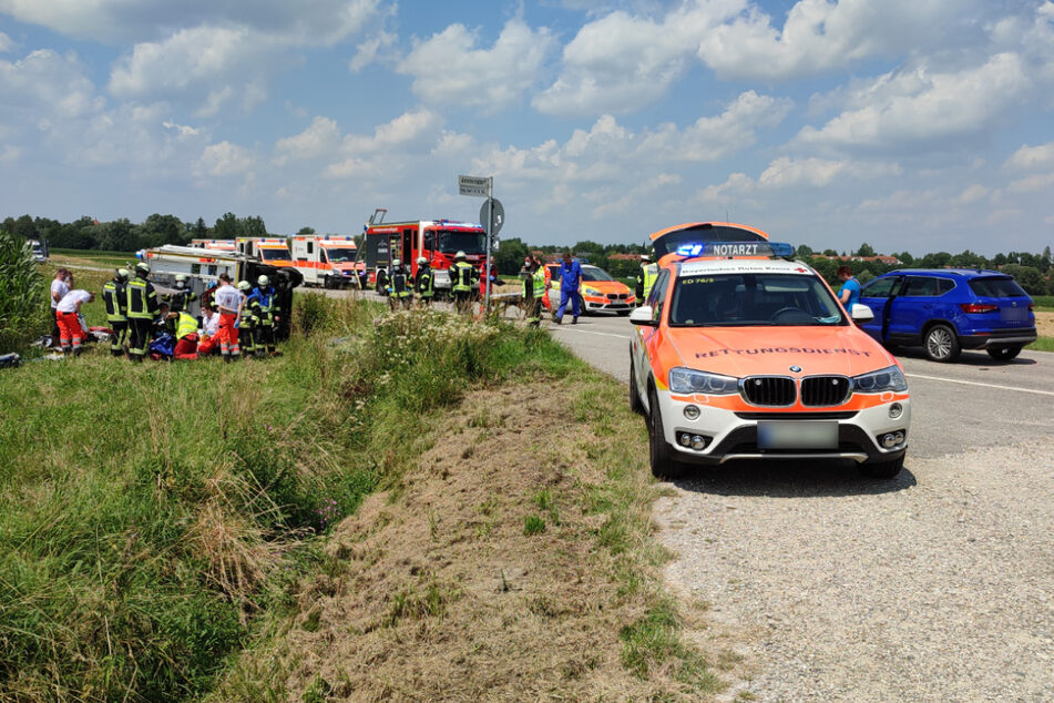 Zahlreiche Rettungskräfte sind an der Unfallstelle im Einsatz. Rechts im Bild ist der Wagen des Fahranfängers zu sehen.