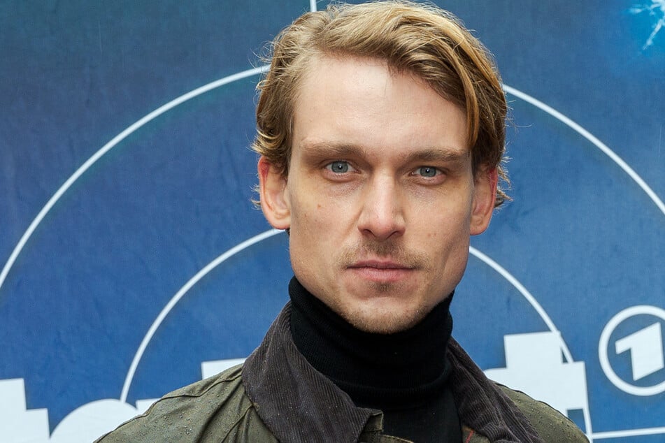 Der Tatort-Schauspieler Daniel Sträßer (37) suchte in den sozialen Medien nach einer Freundin.