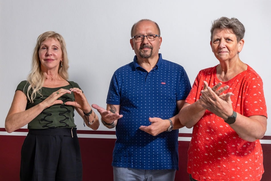 "Herzlich willkommen bei uns": Sabine Helbig-Ruppl, Uwe Kapper (66) und Anett Zimmermann (59, v. l.) zeigen die Begrüßung in Gebärdensprache.