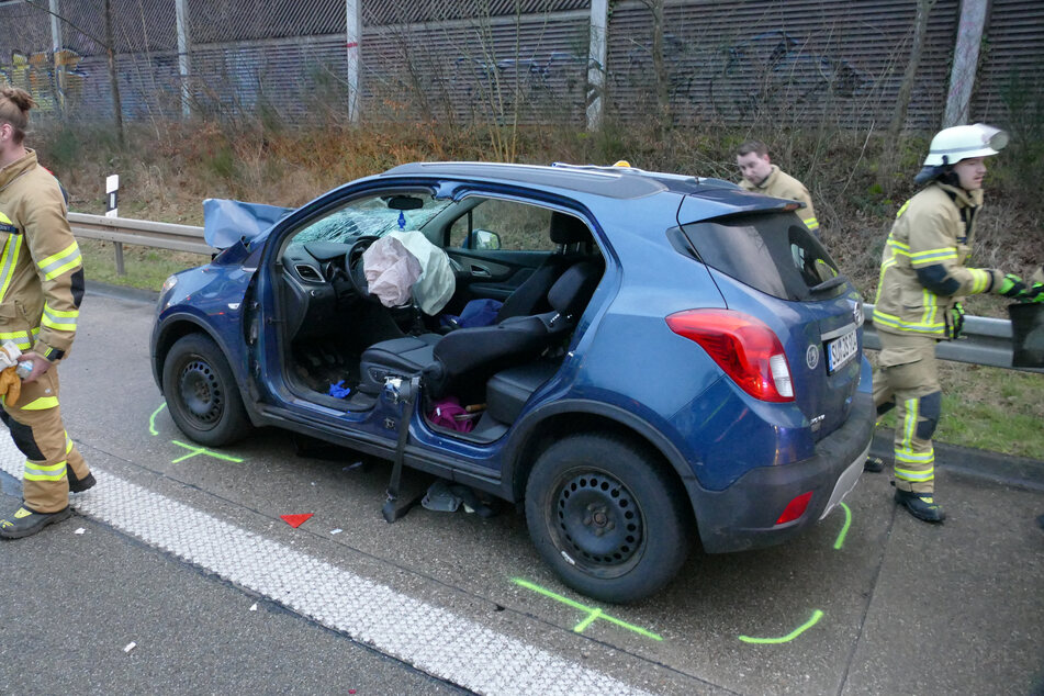 A565 bei Bonn nach Unfall voll gesperrt - Person muss aus Wagen befreit werden