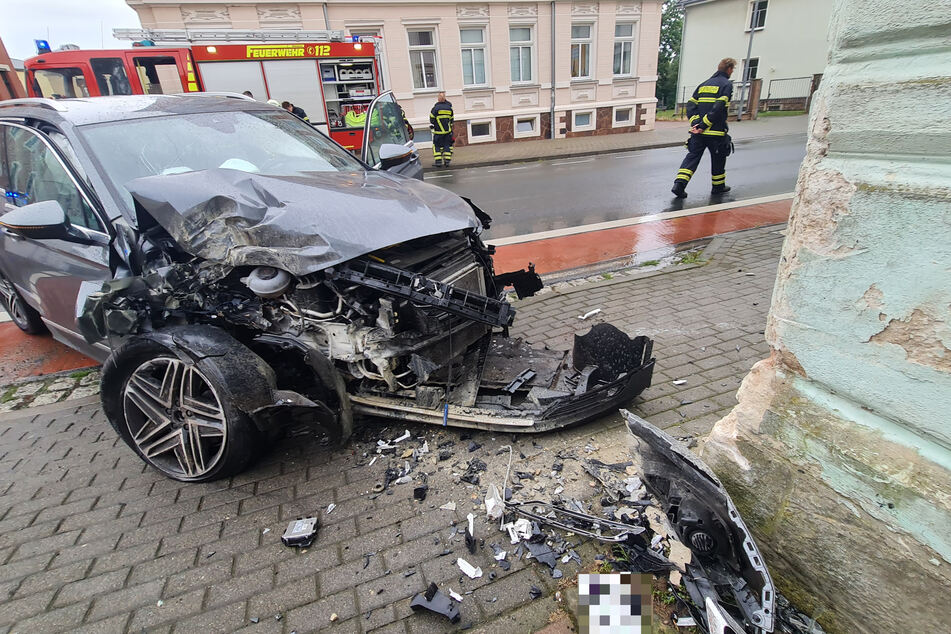 Hauswand-Crash in Döbeln: Ein Auto kam am Montagmorgen von der Bahnhofstraße ab und krachte gegen eine Hausfassade.
