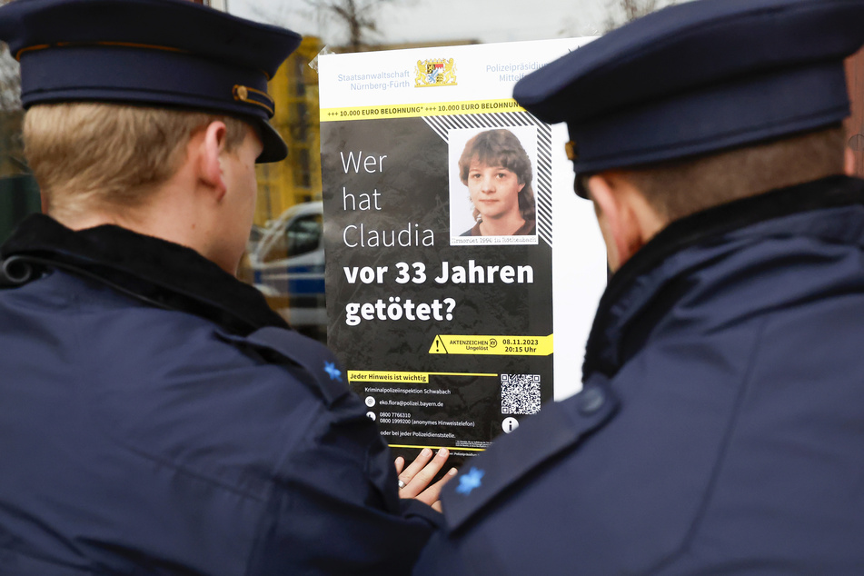 Polizisten hängen die Hinweis-Plakate nun auch im Osten Nürnbergs auf.