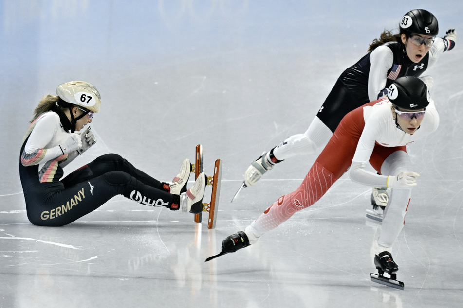 Während die 23-Jährige auf dem Eis landet, ziehen ihre Konkurrentinnen an ihr vorbei.