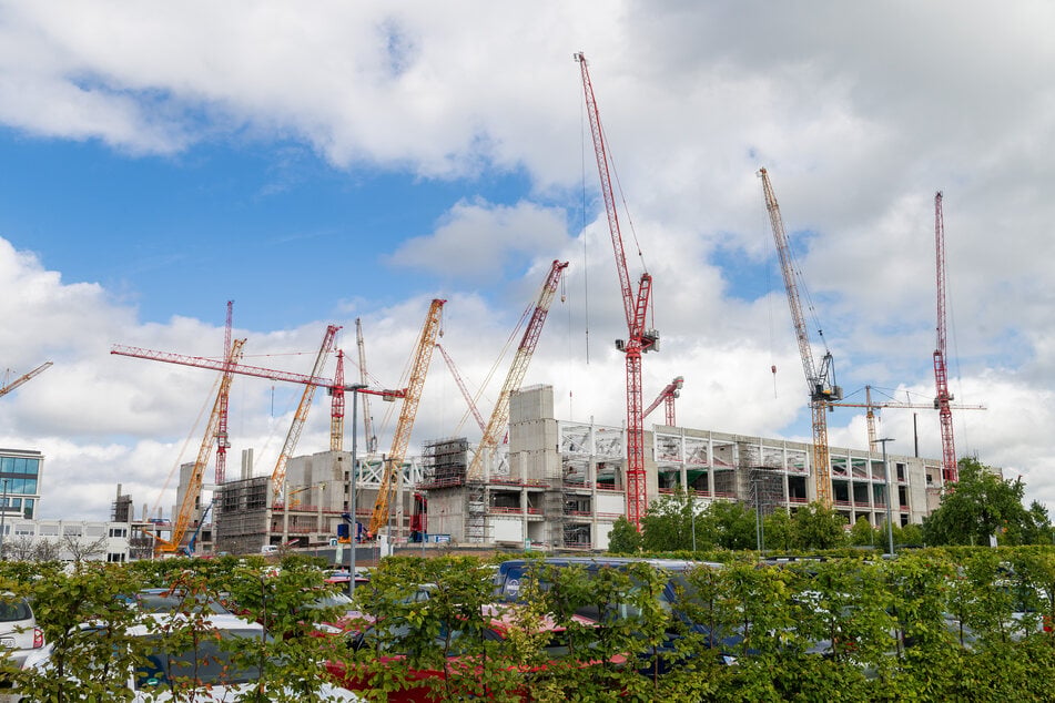 25 Monate nach dem Spatenstich wurde auf der ESMC-Baustelle der vielen Kräne im Dresdner Norden am Montag das Richtfest zelebriert.