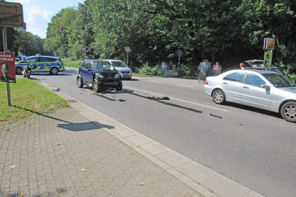 Der Smart der Seniorin (81) wurde bei dem Unfall in Langenfeld völlig demoliert.