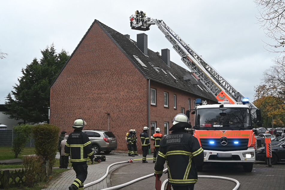 Am Mittwoch ist im Dachgeschoss eines Wohnhauses in Hamburg ein Feuer ausgebrochen.