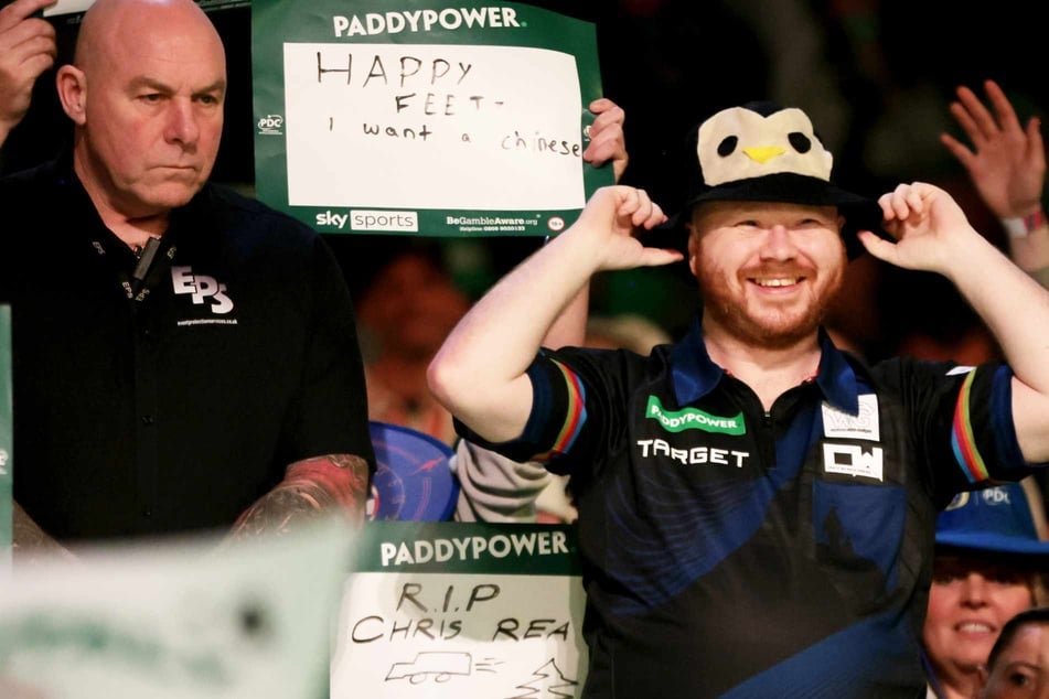 "Dann heirate dich halt selbst!": Nackter Antrag von Darts-Star endet in Ring-Wurf