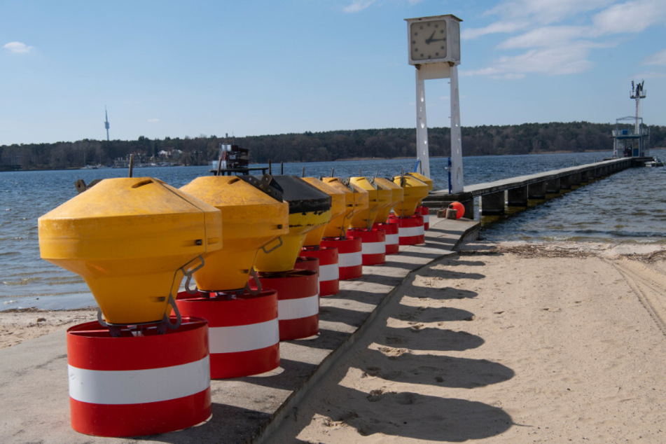 Große Bojen stehen auf dem Strand im Strandbad Wannsee. Das Anbauen am Karfreitag wurde bereits abgesagt.
