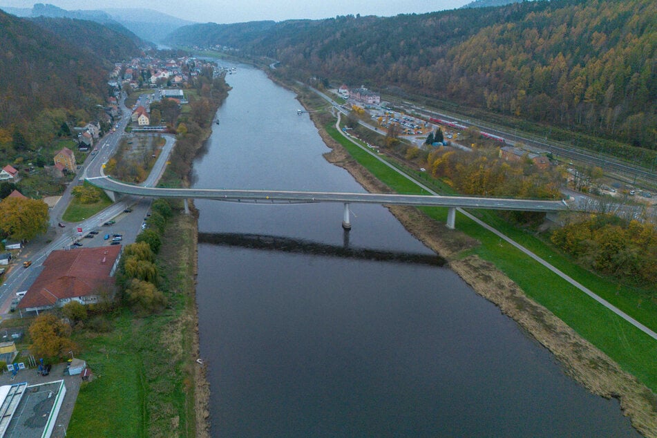 An der gesperrten Elbbrücke in Bad Schandau läuft derzeit die Variantenprüfung.