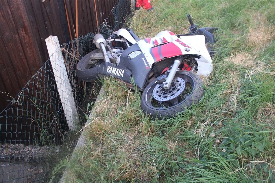 Das erheblich beschädigte Motorrad wurde von der Polizei zu Beweiszwecken sichergestellt.