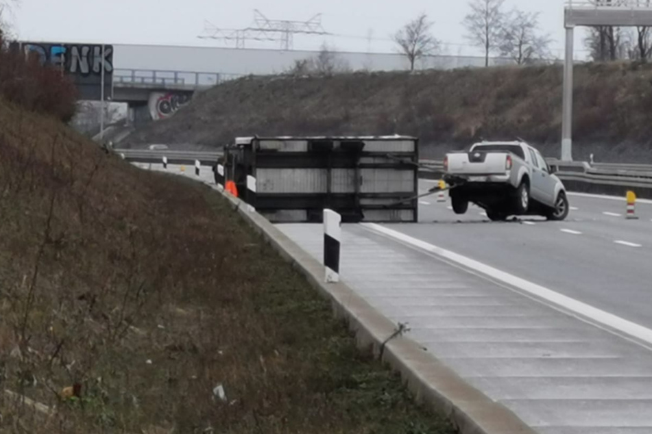 Unfall auf der A14: Anhänger macht sich selbstständig und landet auf der Seite