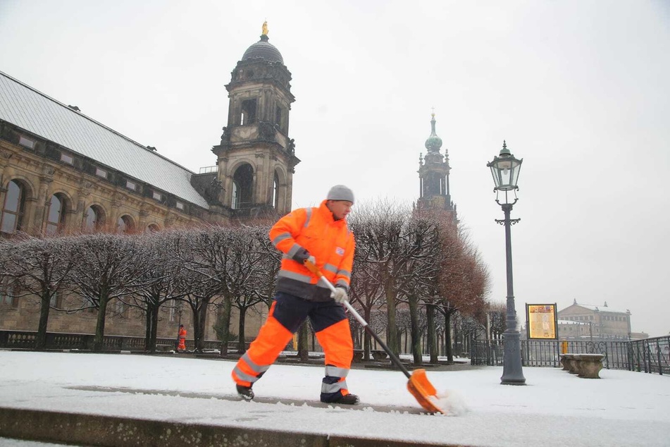 Andre Bernhardt (38) von der Stadtreinigung schippt schon Schnee an der Brühlschen Terrasse.