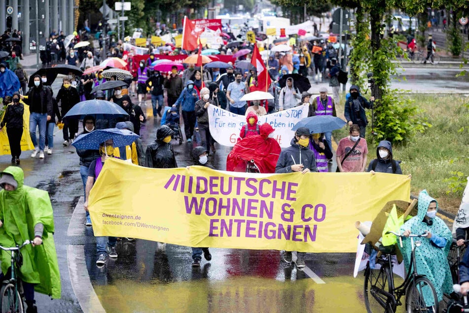 Der Zug einer Demonstration eines großen Bündnisses von Initiativen gegen steigende Mieten zieht über die Potsdamer Straße. Auf einem Banner ist zu lesen "Deutsche Wohnen & Co enteignen".