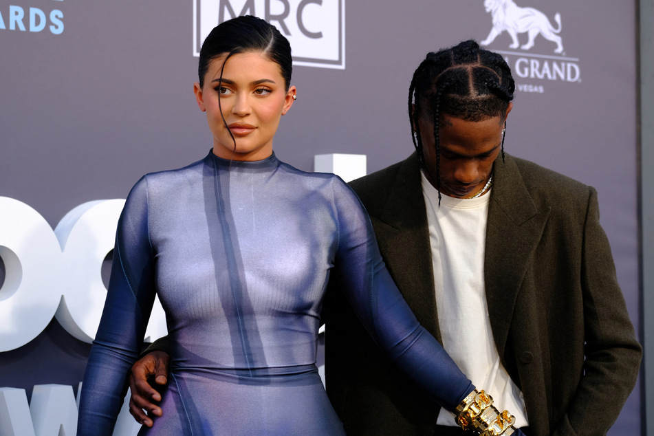 Nach mehrfachen Trennungen und der Wiederaufnahme der Beziehung trennten sich Kylie Jenner (25, l.) und Travis Scott (32, r.) Anfang des Jahres. Grund dafür sollen die Bindungsprobleme des Rappers gewesen sein, der Jenner angeblich im Oktober 2022 betrogen haben soll.