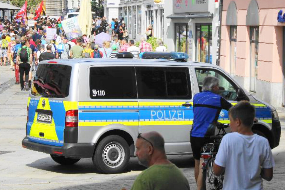 Die Polizei sprach letztlich einen Platzverweis gegen Martin Sellner und die Teilnehmenden an dessen Lesereise aus.