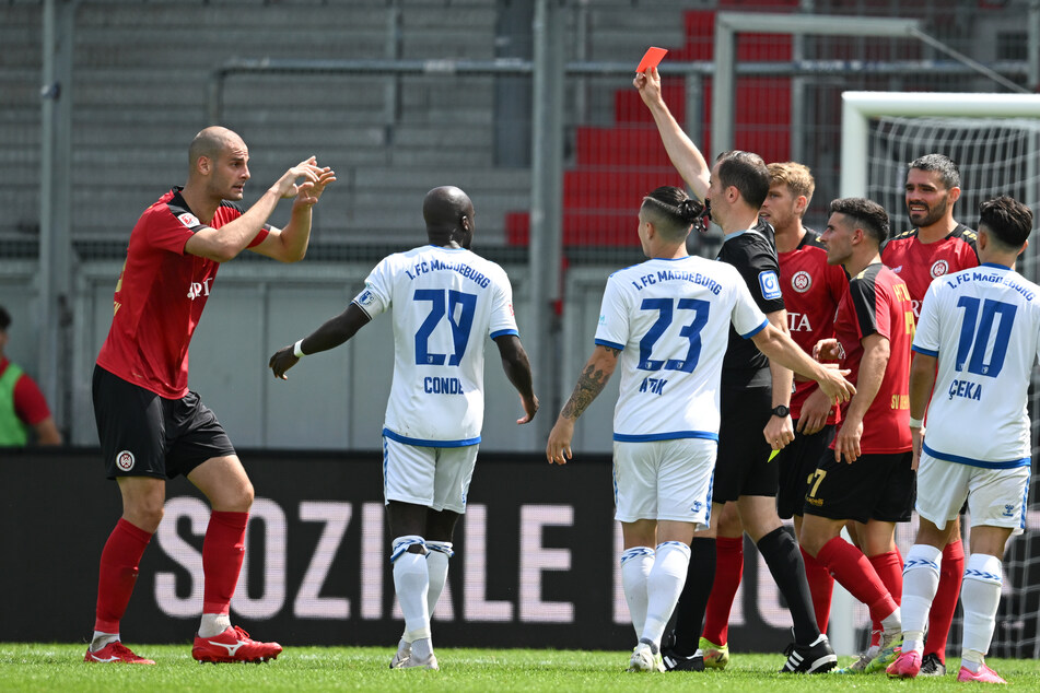Die Hessen spielten ab der 57. Minute zu zehnt: Aleksandar Vukotić (28, l.) verließ den Platz nach Gelb-Roter Karte.