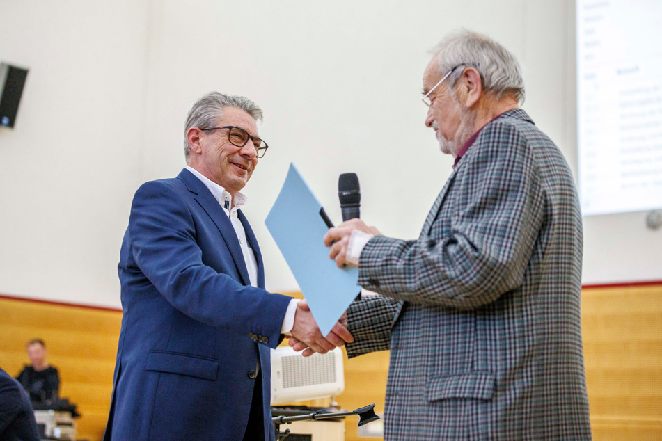 AfD-Oberbürgermeister Tim Lochner (54, parteilos, trat für die AfD an) wurde Montagabend vom ältesten Stadtrat Pirnas, Bernd Kühnel (80, Freie Wähler Pirna, r.) vereidigt.