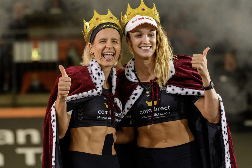 Laura Ludwig (35, l.) und Anouk Vergé-Dépré (29) können sich über ihre Kronen freuen.