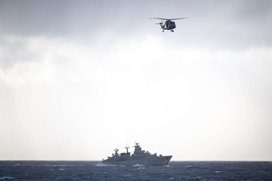 Der Bordhubschrauber Sea Lynx fliegt unweit des Polarkreises über der Fregatte "Bayern".